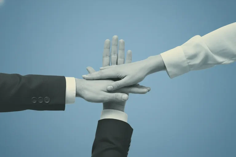 Tres manos entrelazadas.