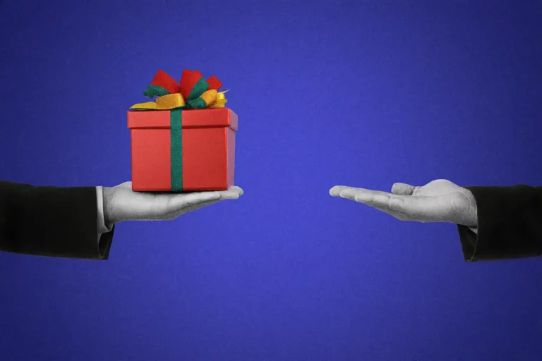 Una mano entregando un regalo a otra. Haciendo alusión a lo que deja el actual gobierno.