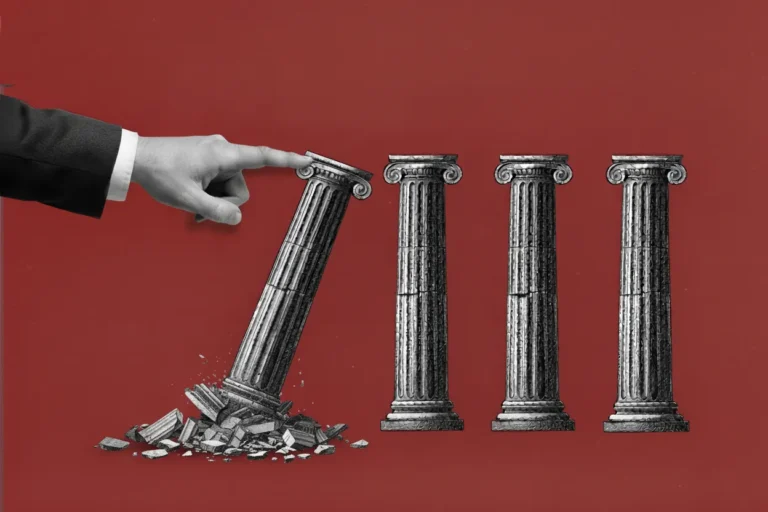 Mano derriba pilares griegos que representan instituciones