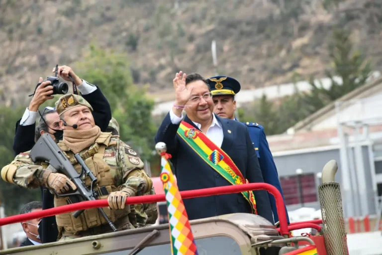 Presidente Luis Arce Catacora y General Juan José Zúñiga durante el acto de homenaje por el 212 aniversario de la batalla de Aroma