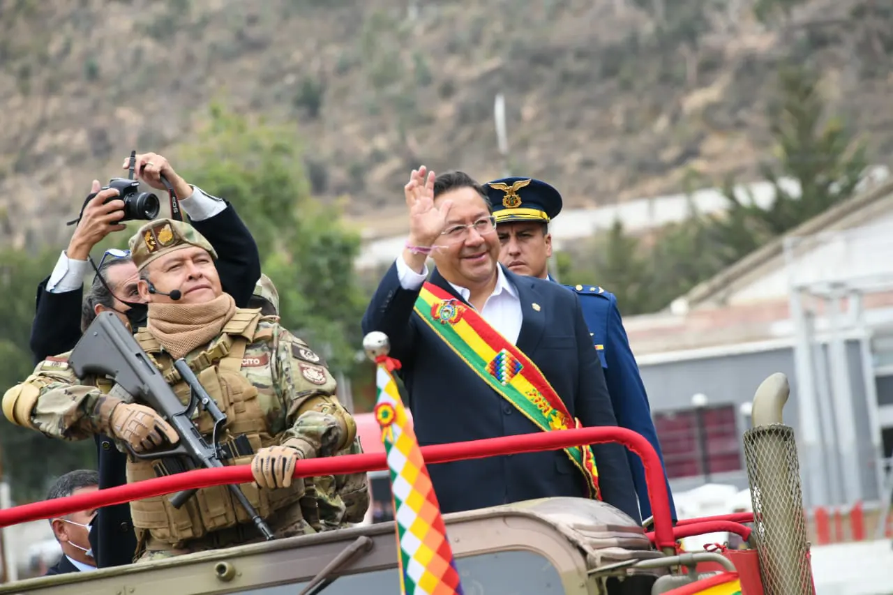 Presidente Luis Arce Catacora y General Juan José Zúñiga durante el acto de homenaje por el 212 aniversario de la batalla de Aroma