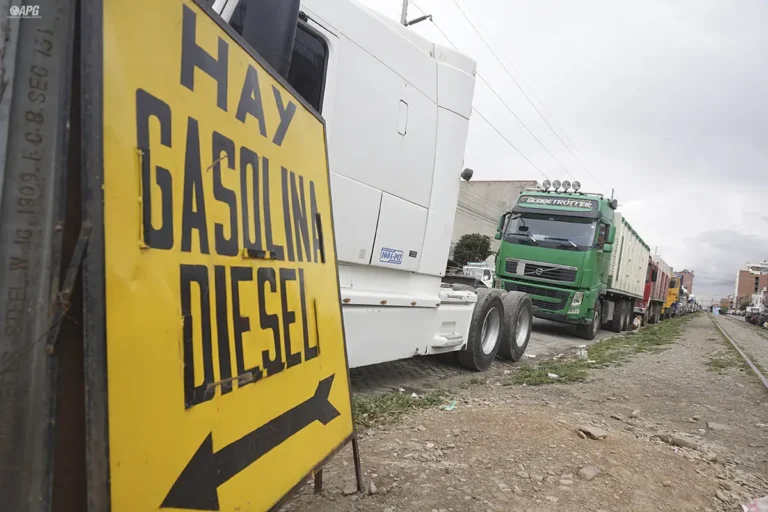 filas en busca de combustible