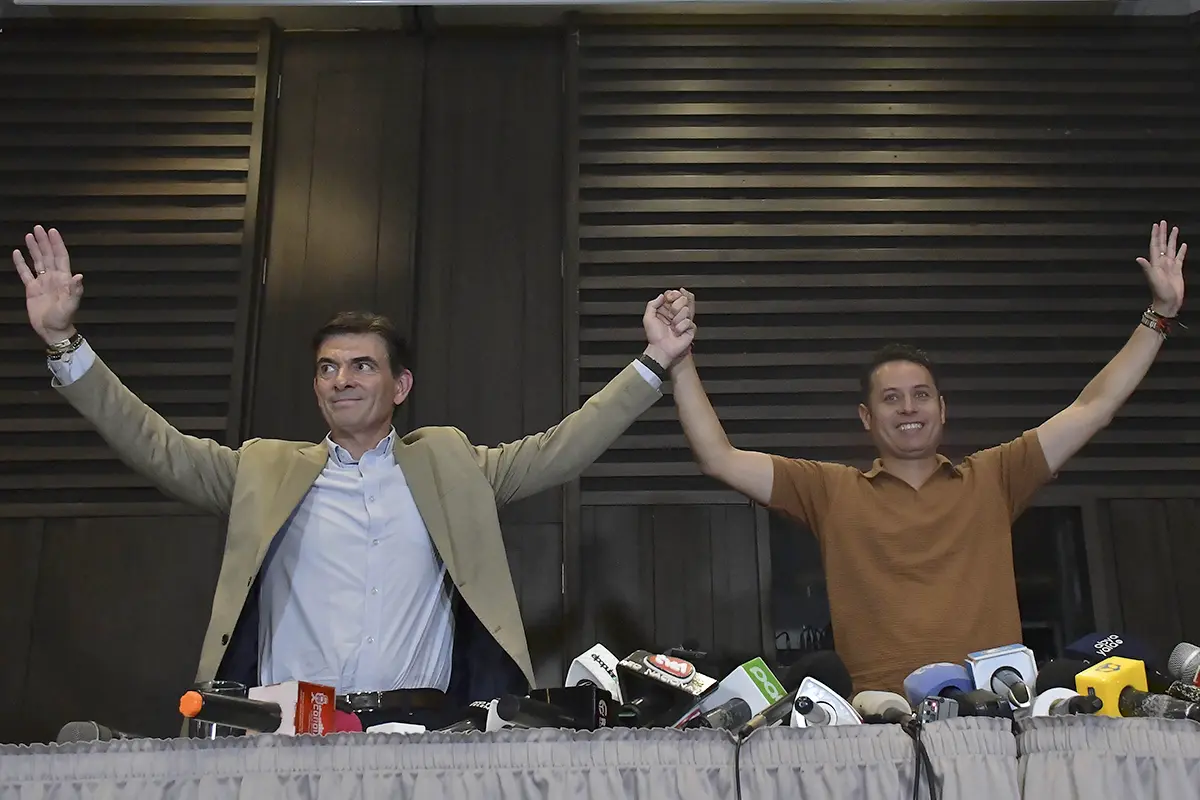 Rodrigo Paz y Edman Lara celebran su victoria, imagen de ambos en blanco y negro.