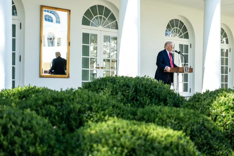 Presidente de EE.UU Donald Trump dando un discurso en la Casa Blanca