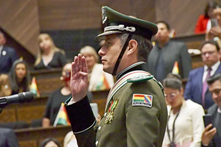 Edmand Lara prestando juramento