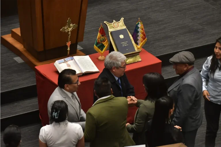 Asamblea Legislativa restablece Biblia y crucifijo en actos oficiales