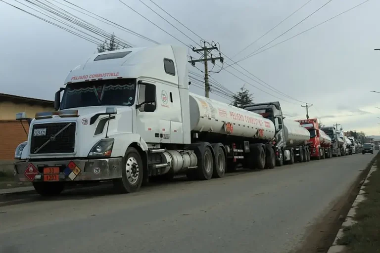 Fila de cisternas de combustible