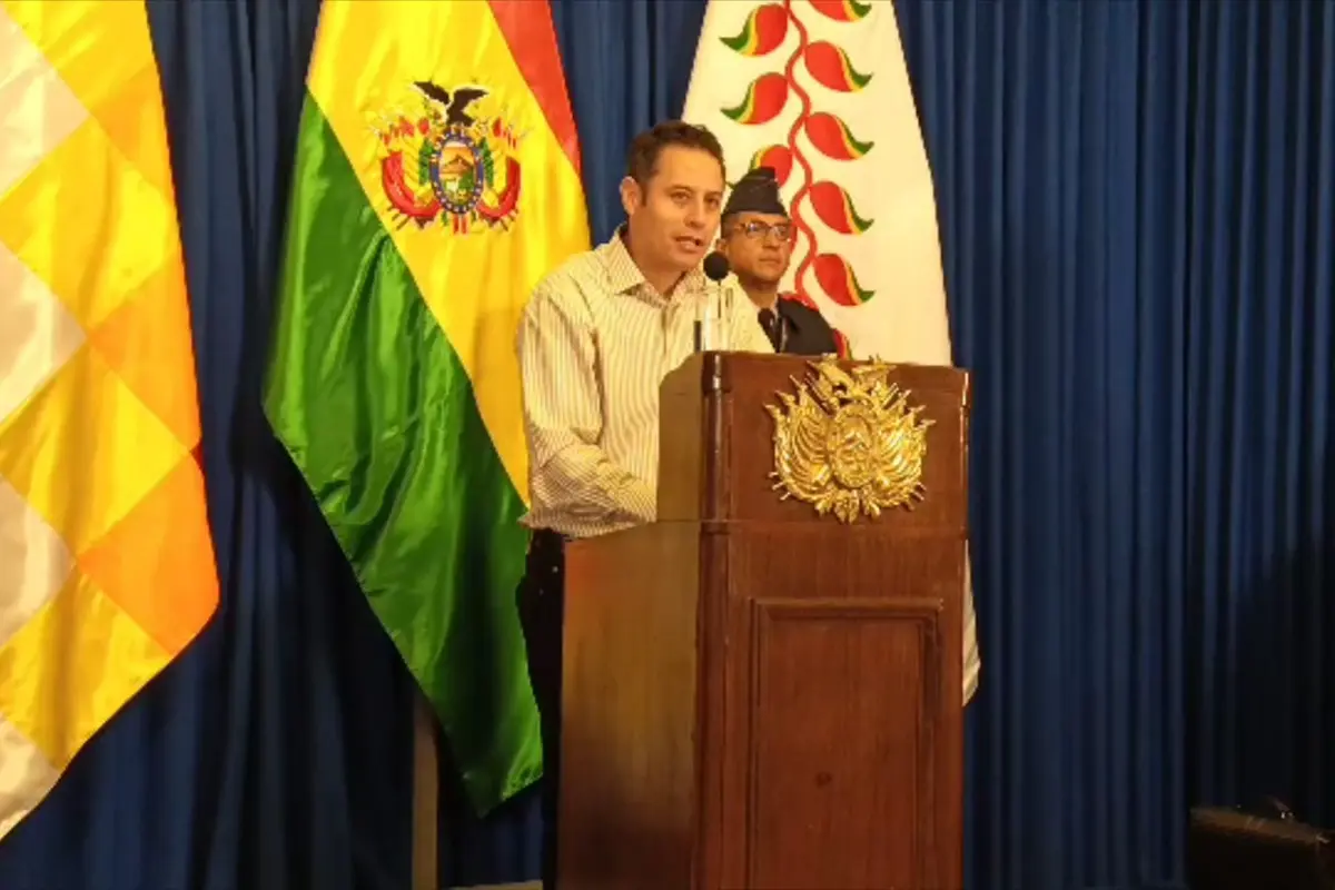 El Vicepresidente Edmand Lara en su primera conferencia de prensa.
