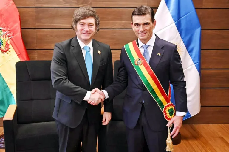 Rodrigo Paz y Javier Milei estrechándose la mano