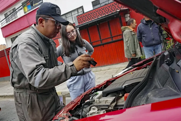 Policía haciendo una inspección técnica