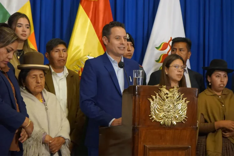 Foto de archivo de Lara en conferencia de prensa