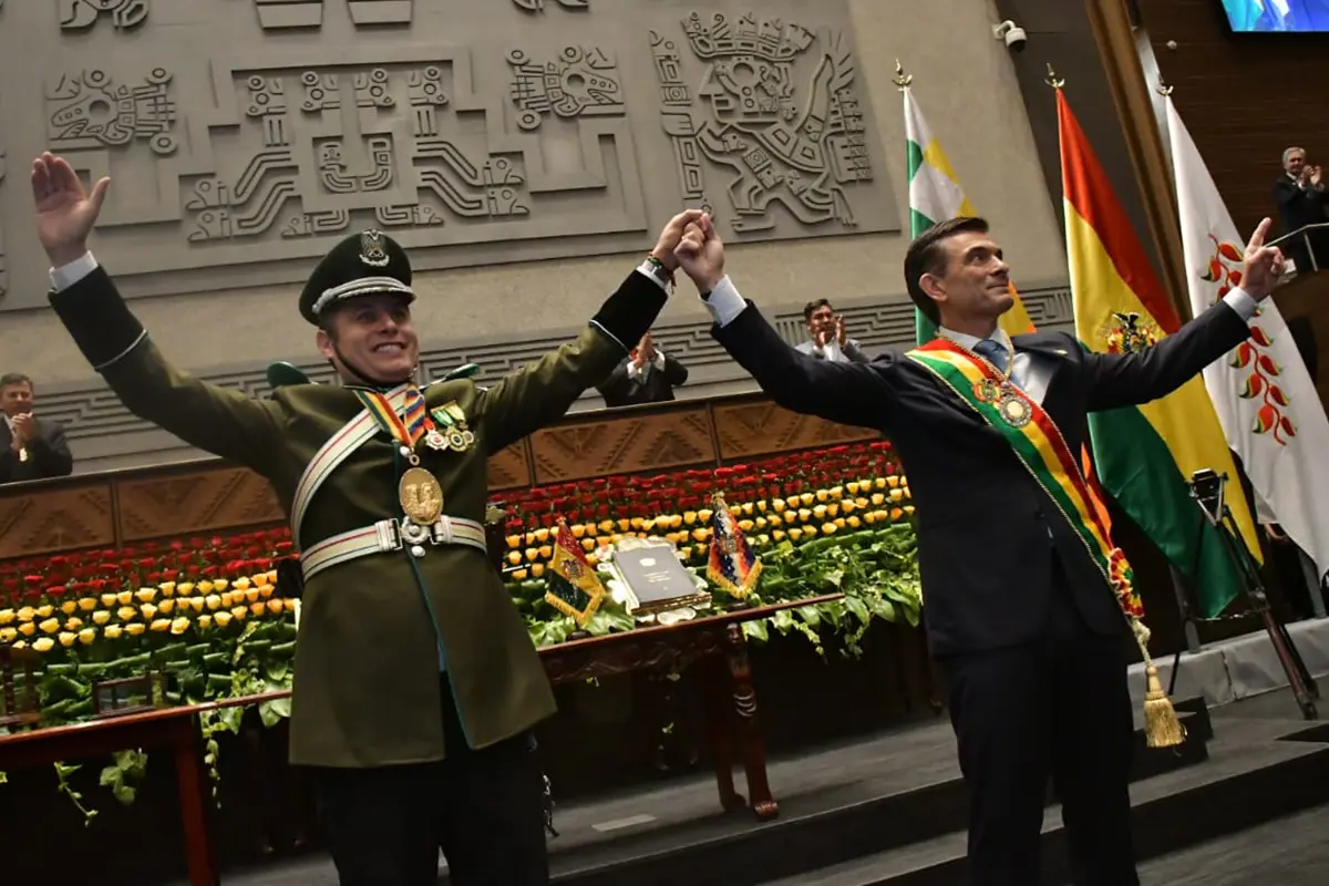 Paz y Lara juran como nuevos mandatarios