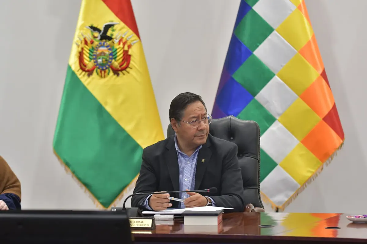 Luis Arce promulgando la ley