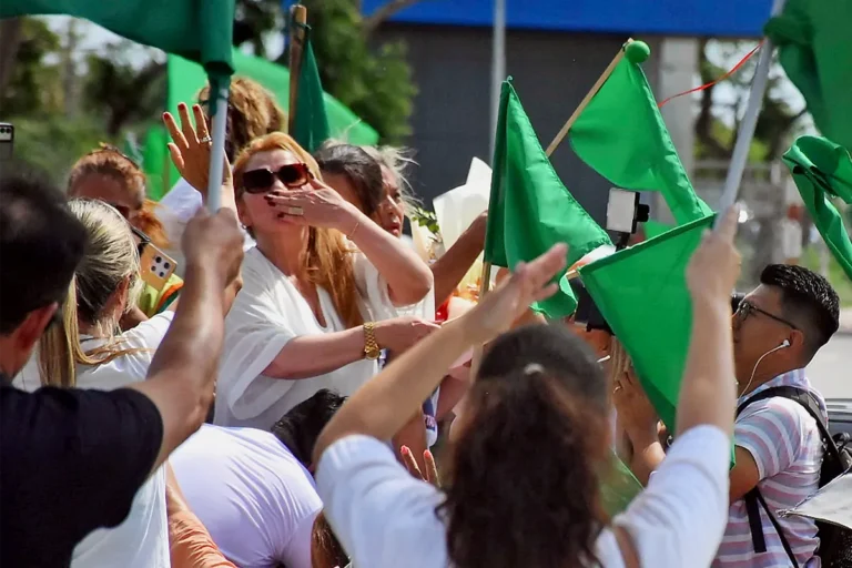 Áñez llega a Trinidad tras cinco años de prisión y le dan masivo recibimiento