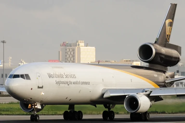 Avión de carga UPS se estrella en Kentucky, EEUU