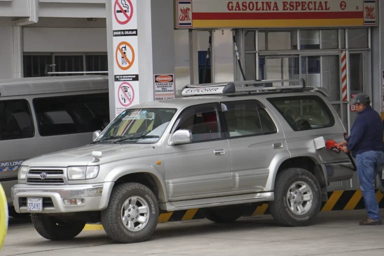 Vagoneta cargando gasolina