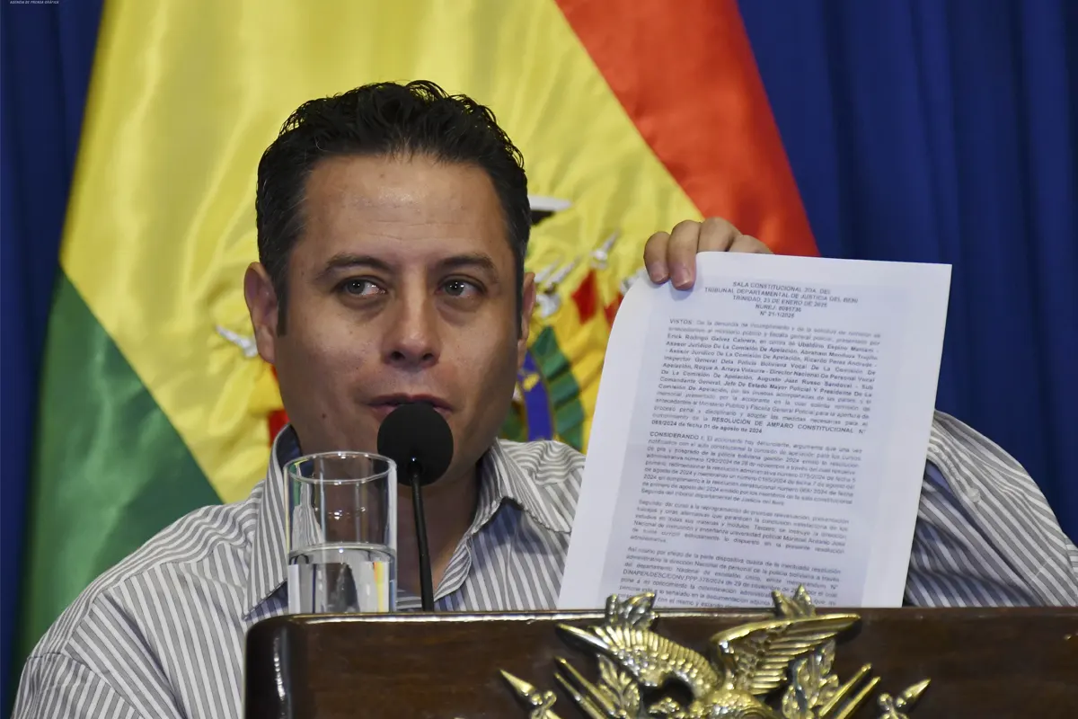 Lara mostrando un documento