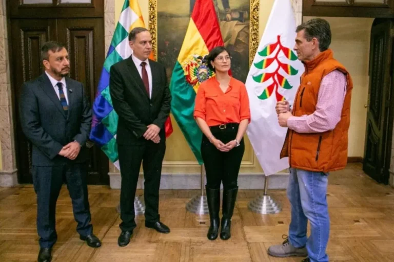 Paz posesiona a presidente de YPFB y directora de ANH