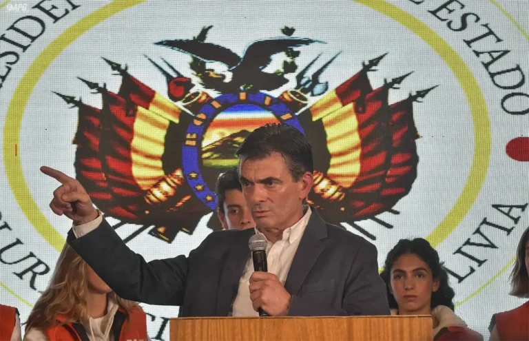 Paz dando su primer discurso