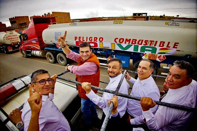 Paz y sus ministros supervisando la entrega de combustible