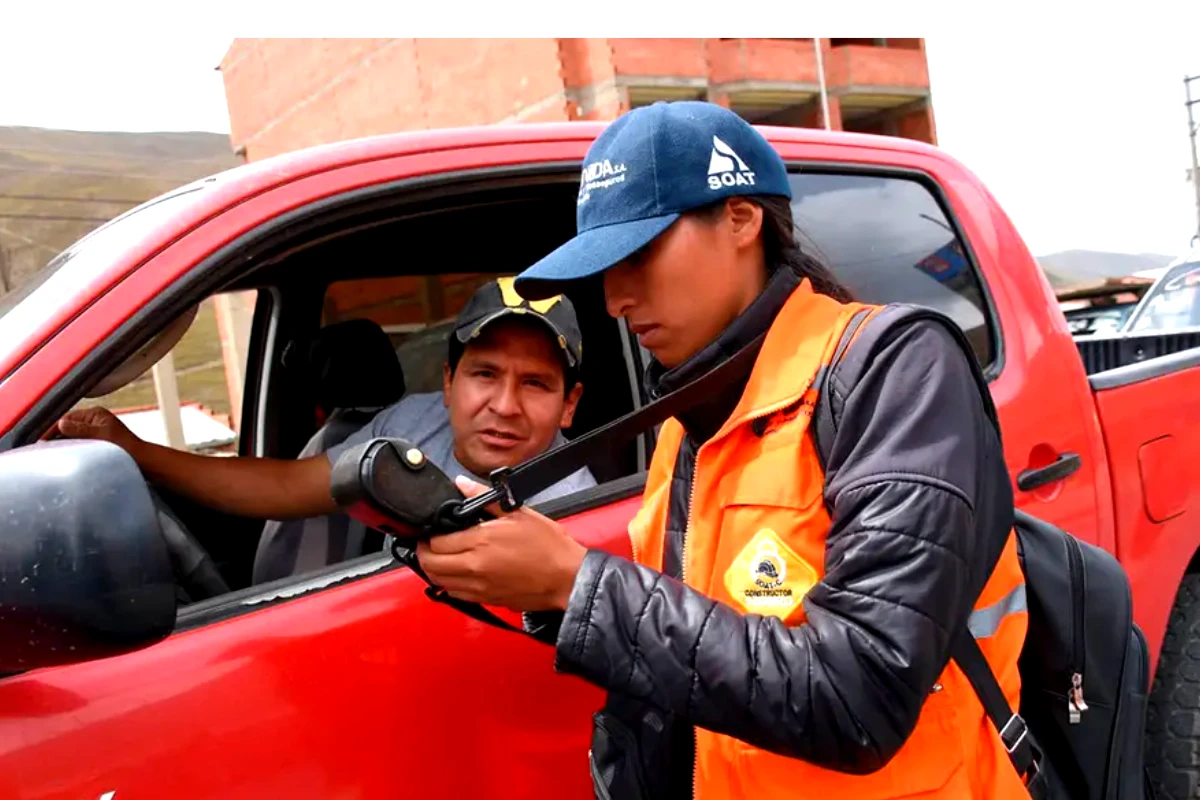 Personero de Univida vendiendo SOAT