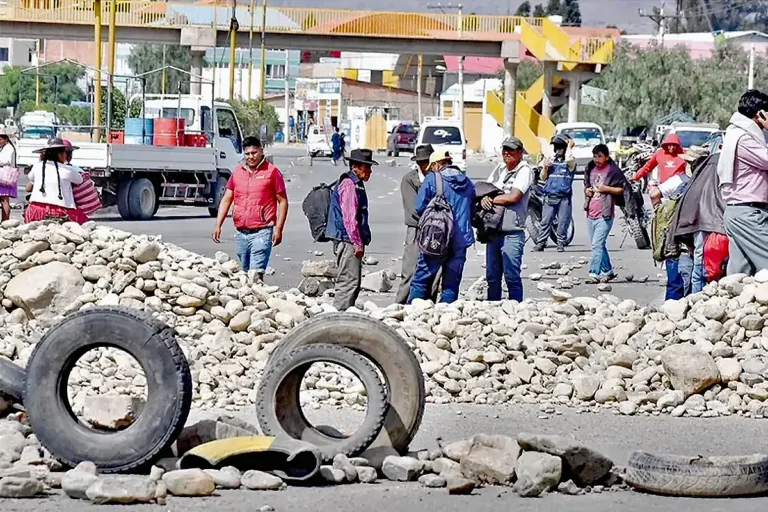 Foto de archivo de un bloqueo con piedras en una carretera