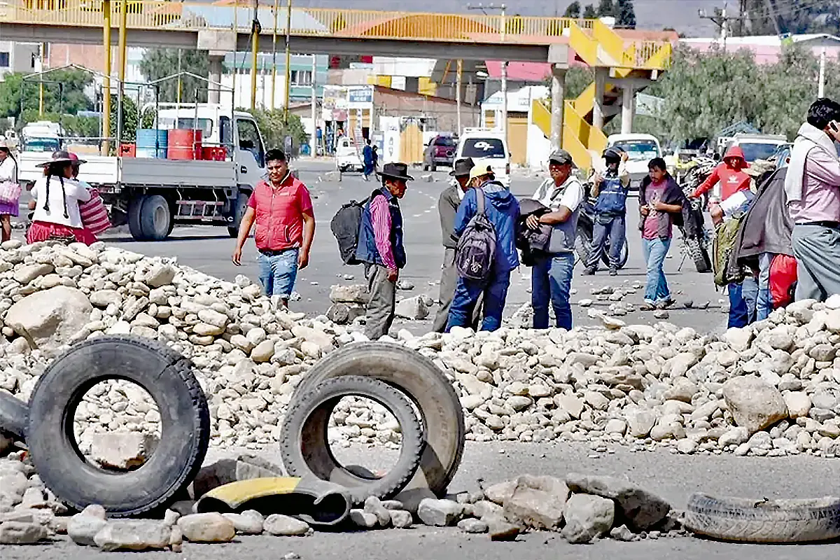 Foto de archivo de un bloqueo con piedras en una carretera