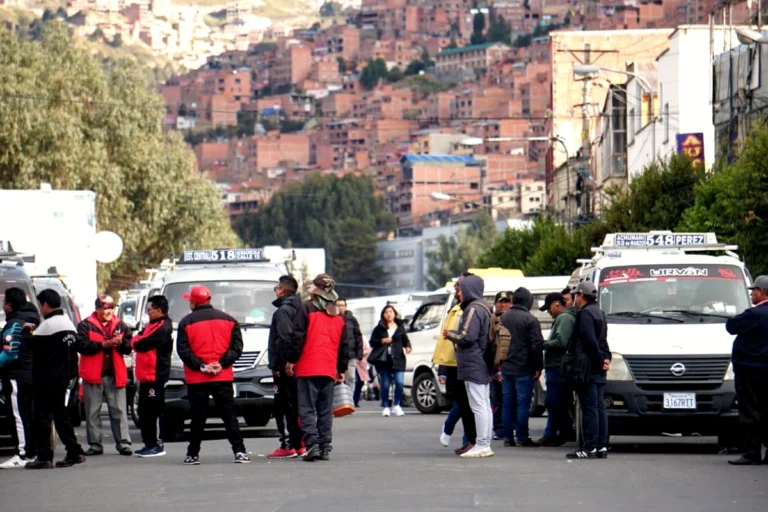 Paro de choferes paraliza La Paz y reduce el transporte en Santa Cruz