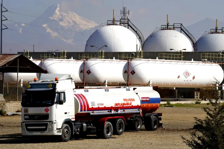 El Estado gastó más de $us 15.000 millones en importación de carburantes desde el 2015