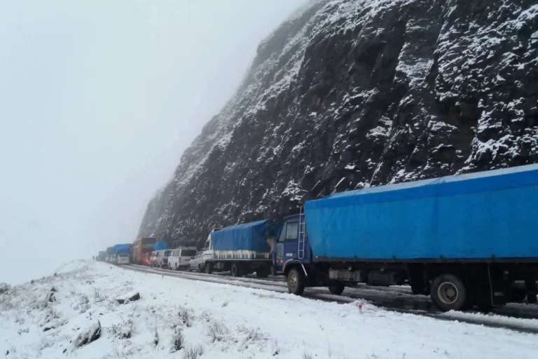 Suspenden viajes a Los Yungas de La Paz por intensa nevada