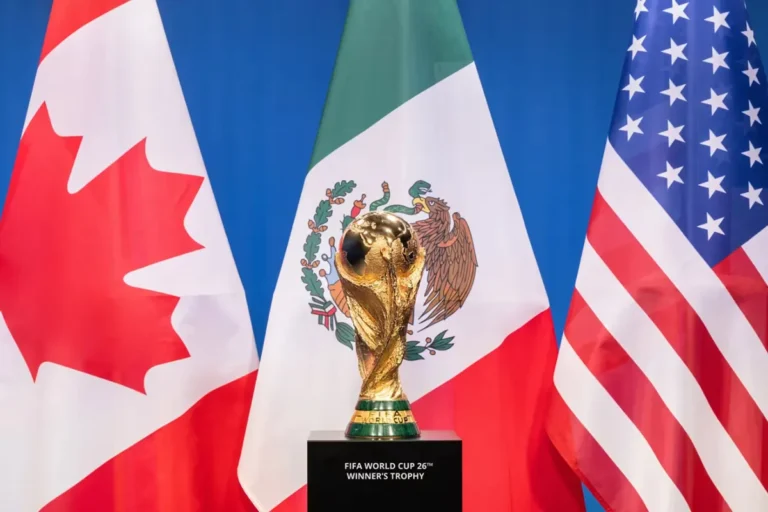 Banderas de EEUU, Mexico y Canada, junto a la copa de la Fifa