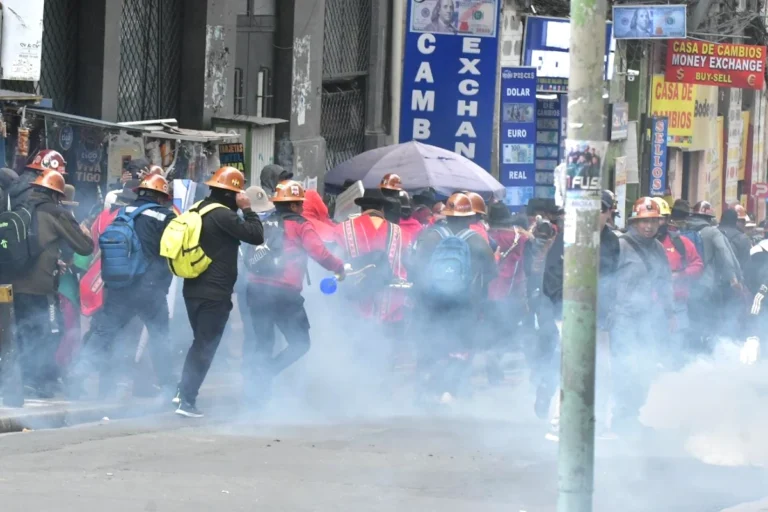 Policía gasifica marcha de la COB por detonación de dinamitas en La Paz