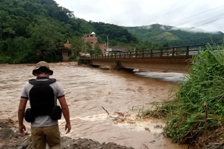 Rige alerta naranja por crecida de ríos y lluvias en 6 regiones hasta el 2 de enero
