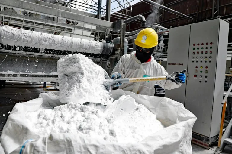 Trabajador de YLP mezclando litio
