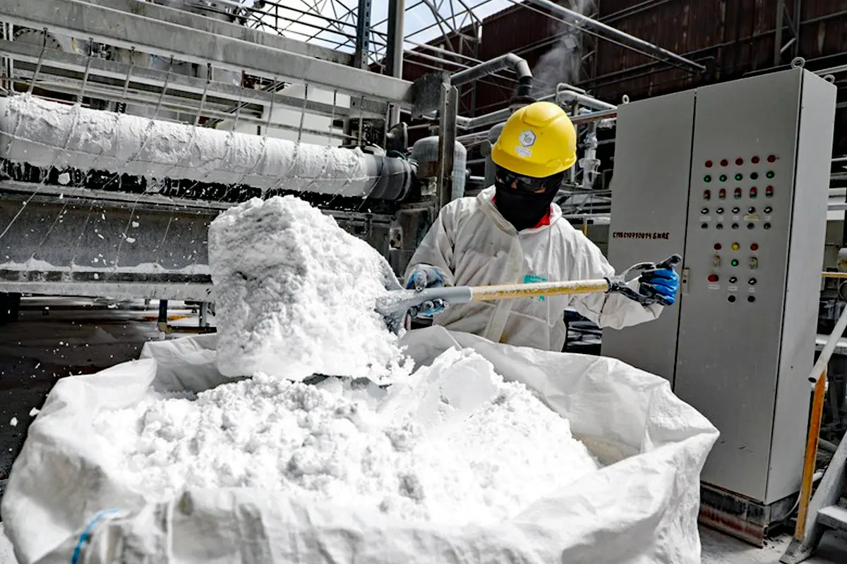 Trabajador de YLP mezclando litio