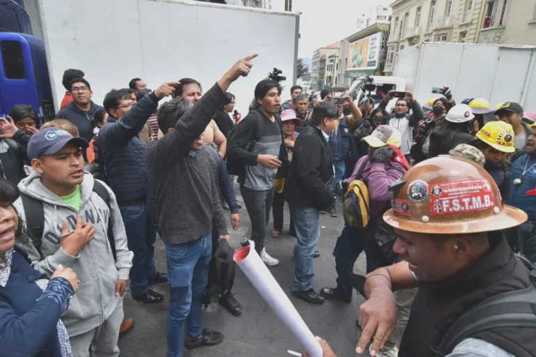 La COB vuelve a marchar en La Paz; vecinos rechazan la protesta
