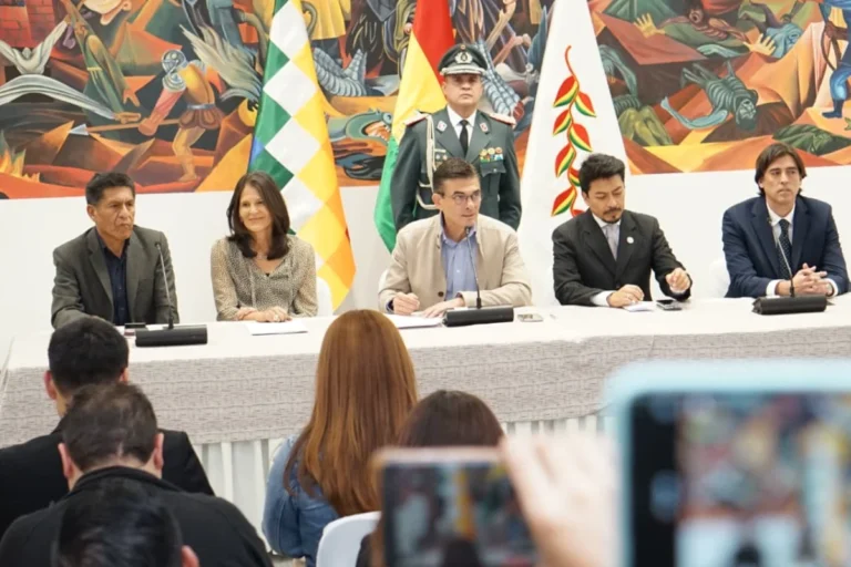 Paz promulga decreto para expandir internet y anuncia polo digital en El Alto