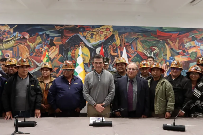 Gobierno y mineros cooperativistas firman acuerdo para instalar mesas de trabajo