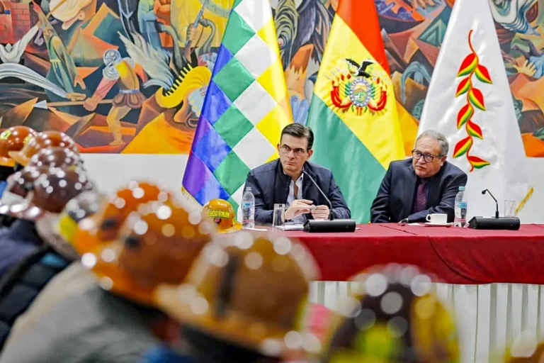 El presidente Paz en reunion con mineros