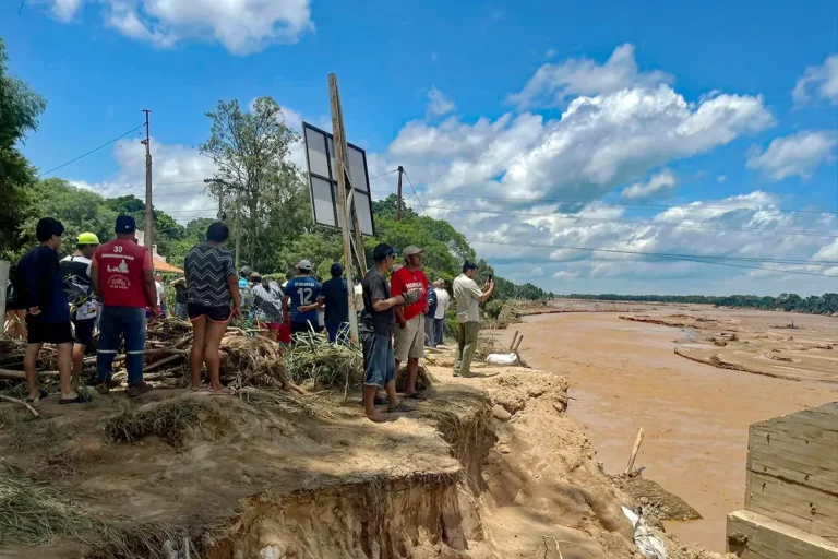 Puente caido por las inundaciones, con gente mirando