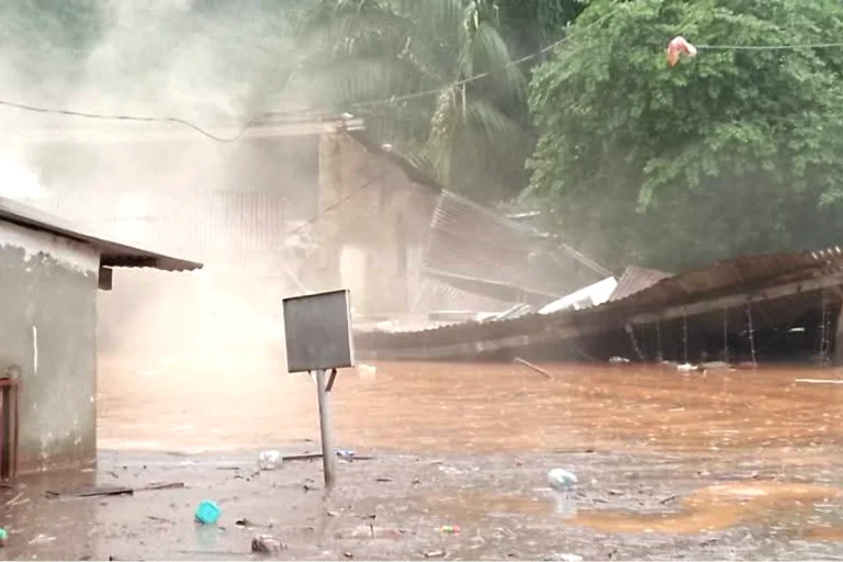 El Senamhi mantiene alerta por nevadas y lluvias; Gobierno entrega ayuda en Tipuani