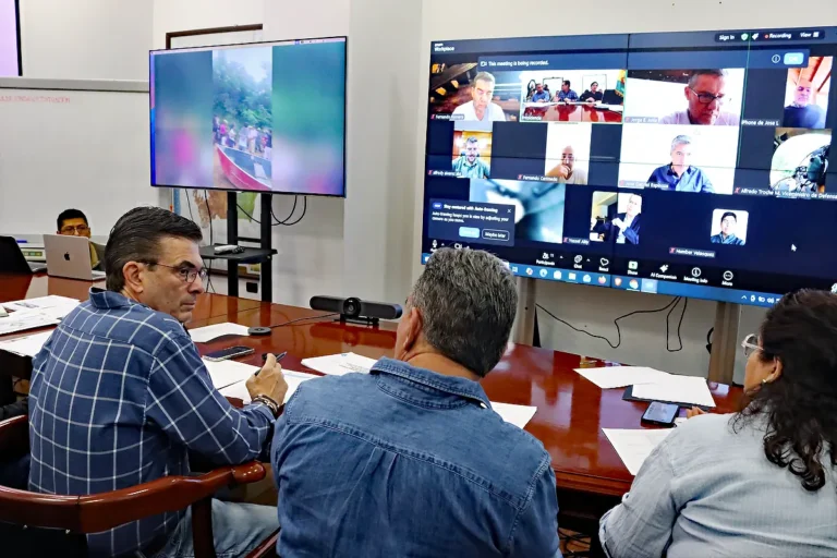 El Presidente Paz en la sala de crisis