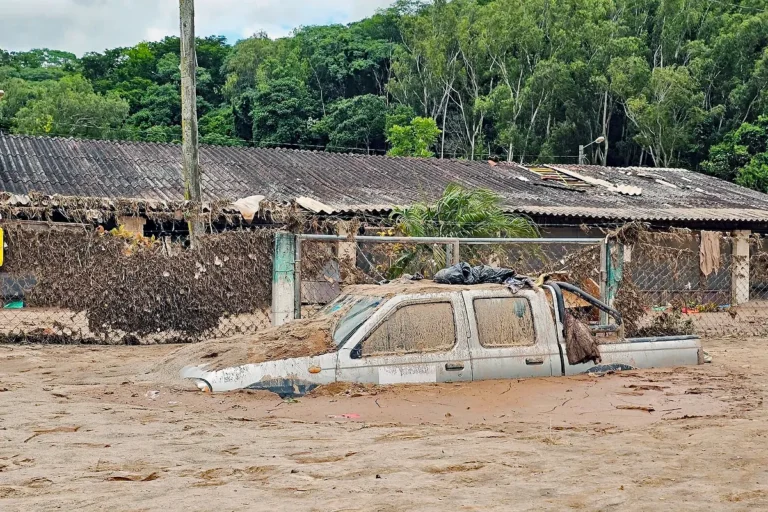 Camioneta sumergida en el agua, producto de las inundaciones.