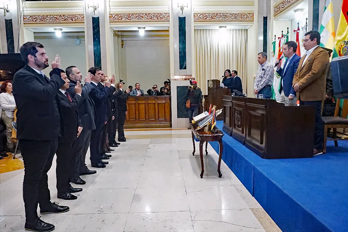 Nuevos vocales juramentando ante el Vicepresidente Edmand Lara