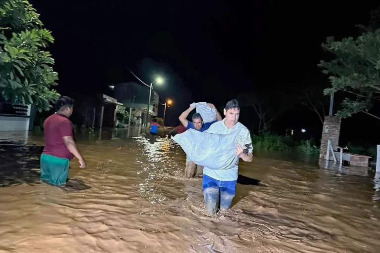 Alerta roja por crecida de ríos mantiene en vilo a Santa Cruz
