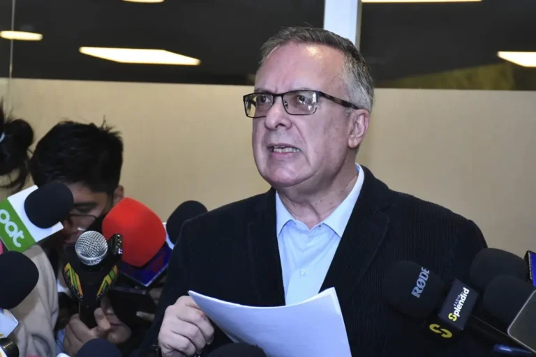 Fiscalía reprograma declaración de Carlos Alarcón tras cuestionamientos a citación