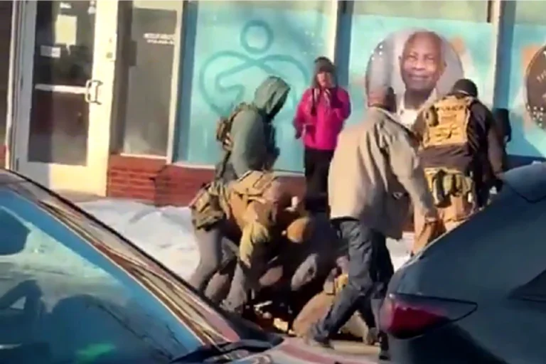 Videos causan conmoción: Policía mata a tiros a un joven en protestas en EEUU