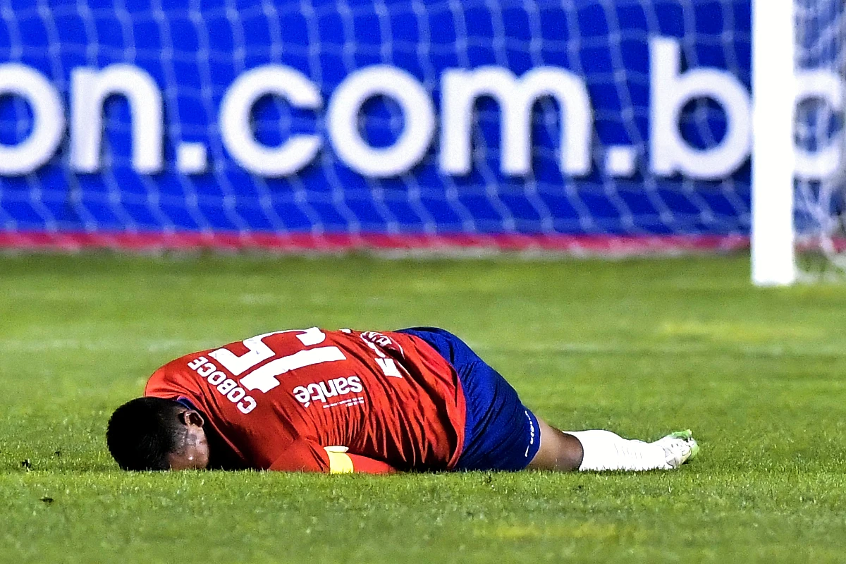 Un jugador de Wilstermann caído en la cancha de fútbol