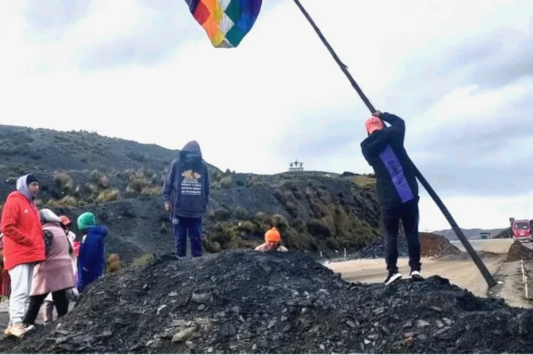 Persisten 56 bloqueos en el país y las pérdidas superan los $us 600 millones