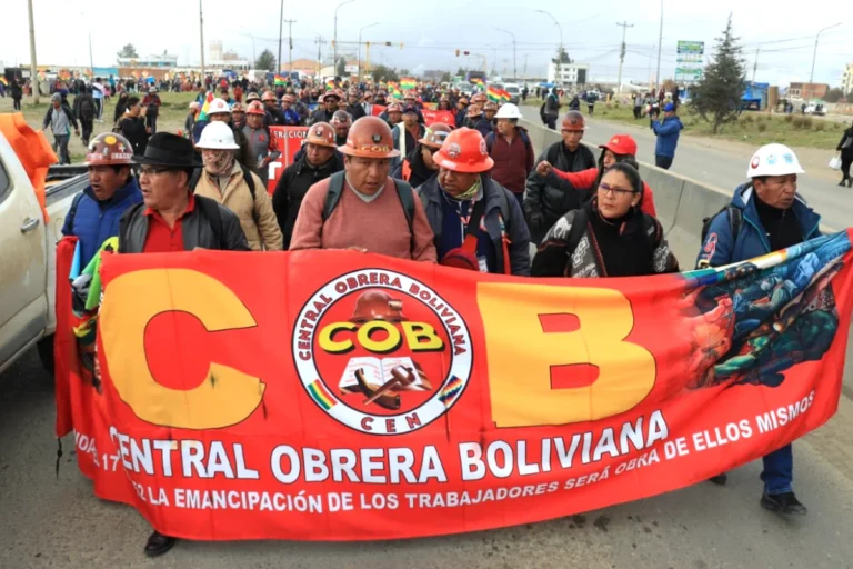 Cabildo de la COB pide un nuevo decreto; Gobierno reitera apertura al diálogo